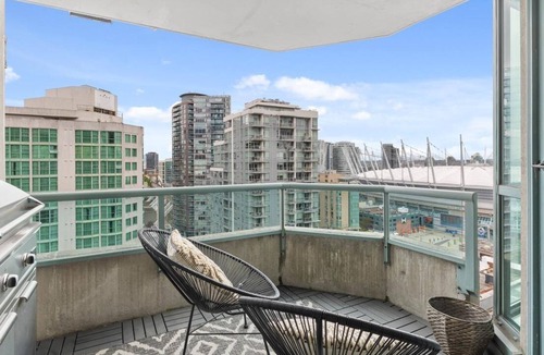 Yaletown Condo | Steps from BC Place, Stunning 2 Bedroom and 2 Bathroom Condonn