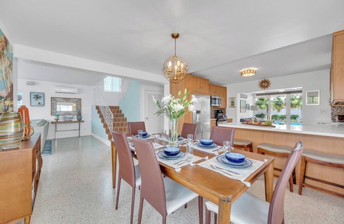 Birch Park Finger Streets House | Steps from Beach | Heated Pool | Gulf Stream Key | RESlDENCES