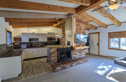 Southold House | Steps from Cedar Beach ! Tranquil Retreat in the Heart of Wine Country