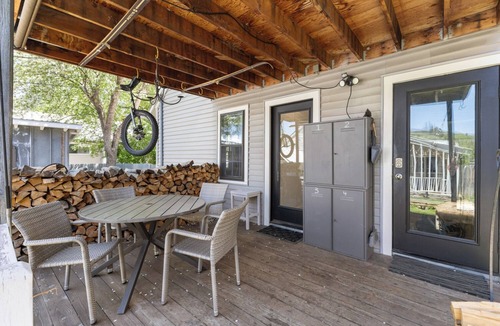 Old Town House | Steps From Downtown| Monthly Rentals| On Bus Route