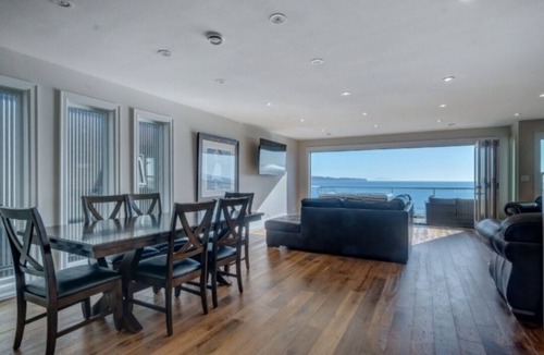 White Rock House | Steps from East beach White Rock with hot tub!