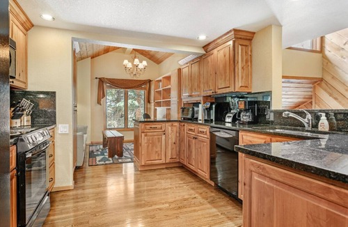 Avon Condo | Steps From Hiking - Outdoor Pool & Hot Tub - On Call Shuttle