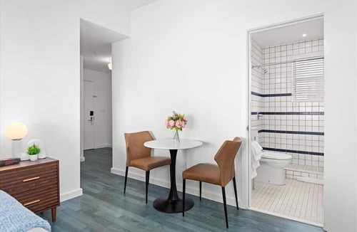 West Avenue Hotel | Steps from Miami Attractions | Walkable South Beach Studio