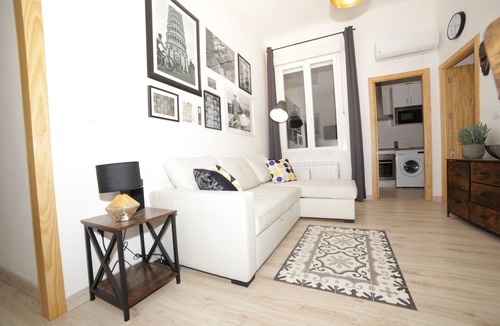 Las Acacias Apartment | Steps from Plaza Mayor! Wifi. A / A. Too quiet!!!