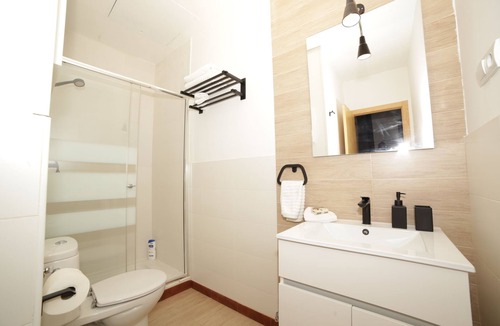 Las Acacias Apartment | Steps from Plaza Mayor! Wifi. A / A. Too quiet!!!