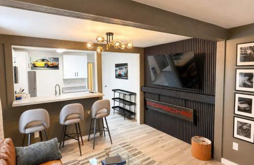 Cuyahoga Falls House | Steps from Spa - Sleeps 4 - Near CVNP