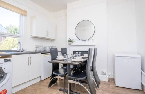 Stroud Apartment | Steps from Stroud centre — Wi-Fi and Cotswolds ready
