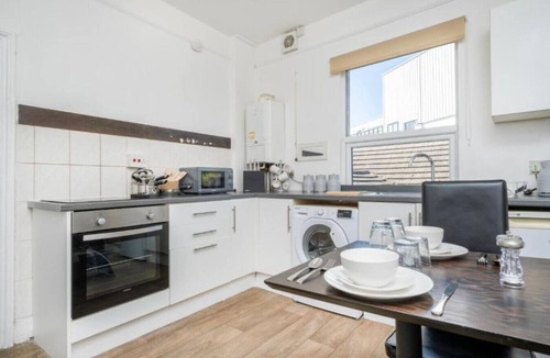 Stroud Apartment | Steps from Stroud centre — Wi-Fi and Cotswolds ready