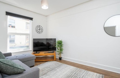 Stroud Apartment | Steps from Stroud centre — Wi-Fi and Cotswolds ready