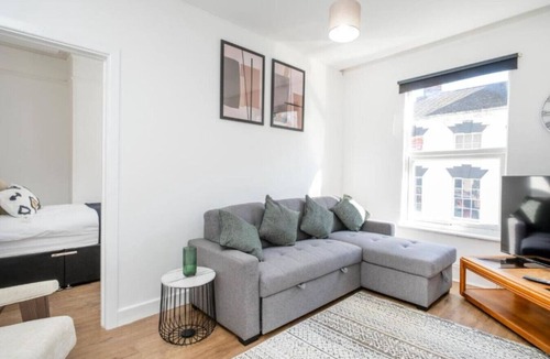 Stroud Apartment | Steps from Stroud centre — Wi-Fi and Cotswolds ready