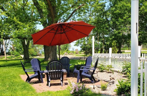 Dunkirk Cottage | Steps from the beach, Lakeview with Hot Tub