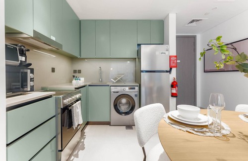 Al Wasl Apartment | Steps from the Park, Mall and The Green Planet, Minutes to Metro