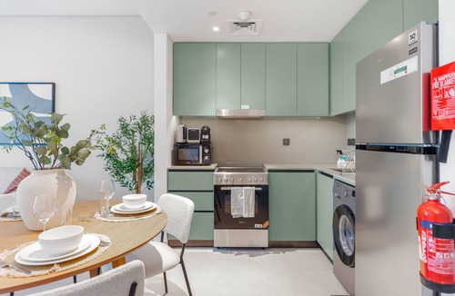 Al Wasl Apartment | Steps from the Park, Mall and The Green Planet, Minutes to Metro