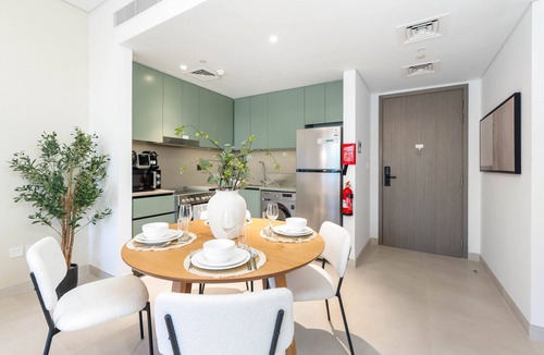 Al Wasl Apartment | Steps from the Park, Mall and The Green Planet, Minutes to Metro