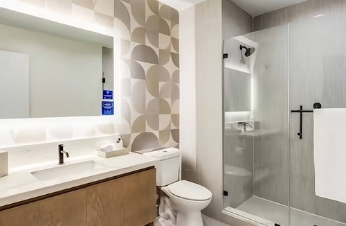 Ojus Hotel | Steps from the Sand! Rooftop Swimming Pool, Pets are Welcome Here!