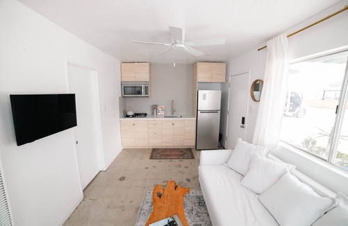 Silver Strand House | Steps from the sand- Tower 4 Beach Duplex Completely remodeled, pet friendly!