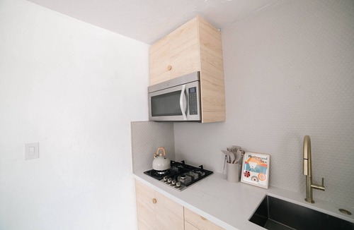Silver Strand House | Steps from the sand- Tower 4 Beach Duplex Completely remodeled, pet friendly!