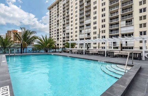Lauderdale Beach Hotel | Steps from the Ocean | 2 Queens | Near Hugh Taylor Birch State Park
