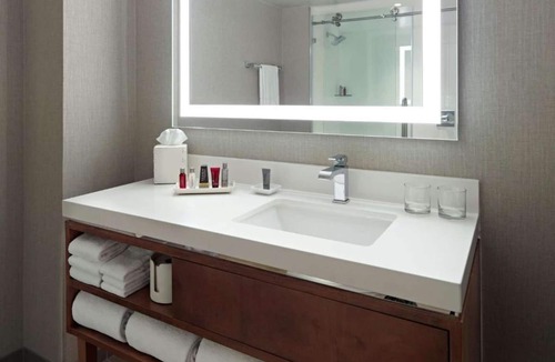 Dayton Hotel | Steps from University of Dayton + Restaurant&Pool