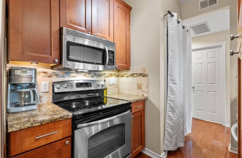 North University Condo | Steps from UT✔️KingBed❤️Retro 80'sWinter Getaway w/Gig-Speed WiFi Free Parking