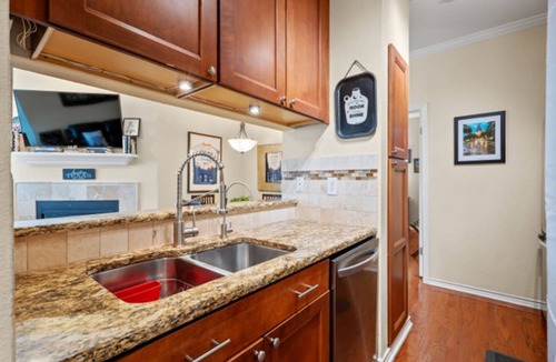 North University Condo | Steps from UT✔️KingBed❤️Retro 80'sWinter Getaway w/Gig-Speed WiFi Free Parking