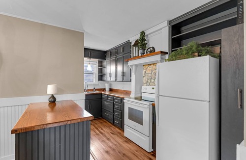 Topeka House | Steps from Washburn! Pet Friendly - Free Parking