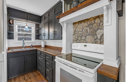 Topeka House | Steps from Washburn! Pet Friendly - Free Parking
