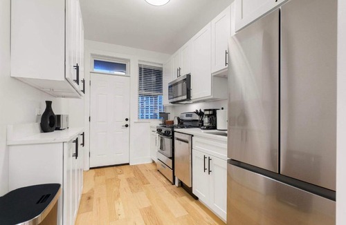 Lakeview Apartment | Steps from Wrigley Field and Lake Michigan