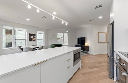 South Lamar Apartment | Steps from Zilker | Pool, Dining, Bar, Creative Co-Working Space | The Code