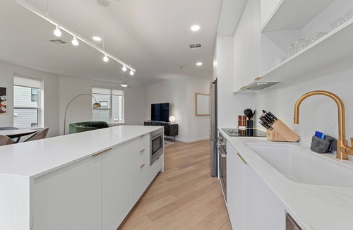 South Lamar Apartment | Steps from Zilker | Pool, Dining, Bar, Creative Co-Working Space | The Code