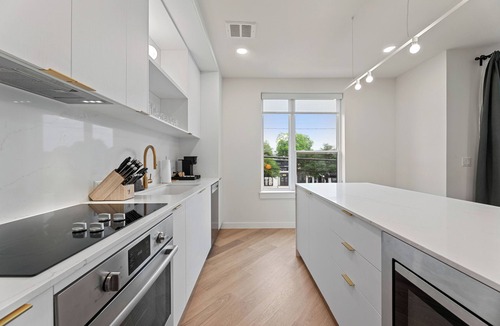 South Lamar Apartment | Steps from Zilker | Pool, Dining, Bar, Creative Co-Working Space | The Code