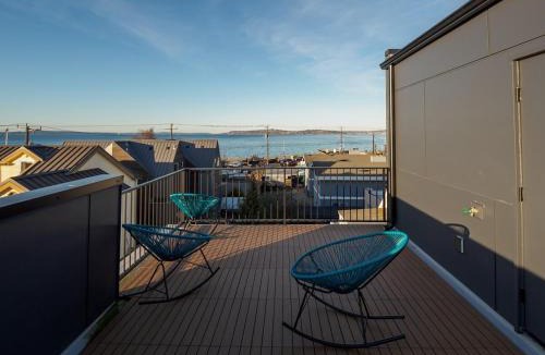 Alki House | Steps to Alki Beach with Water Views Rooftop deck