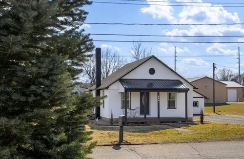 Mount Vernon House | Steps to Ariel Park/Renovated 2BR Retreat