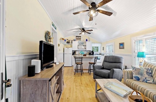 Campground Landing Cottage | Steps To Bay at Campground Beach, A/C, Heat,Wifi, Outdoor Shower, Gas Grill