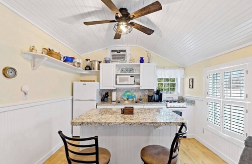 Campground Landing Cottage | Steps To Bay at Campground Beach, A/C, Heat,Wifi, Outdoor Shower, Gas Grill