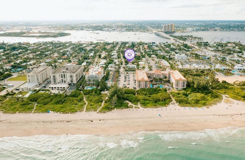 Palm Beach Shores Apartment | Steps To Beach! 4 Condos In 1- Perfect For Groups