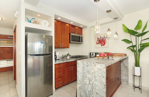 Waikiki Condo | Steps to beach! Gorgeous renovated partial ocean view condo at Waikiki Shore!