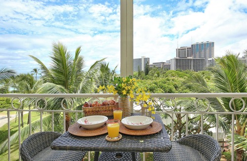 Waikiki Condo | Steps to beach! Gorgeous renovated partial ocean view condo at Waikiki Shore!