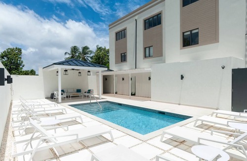 Lower Carlton House | Steps to Beach, Pool, Free Beach Club Access, Ocean/Sunset Views & Spacious!