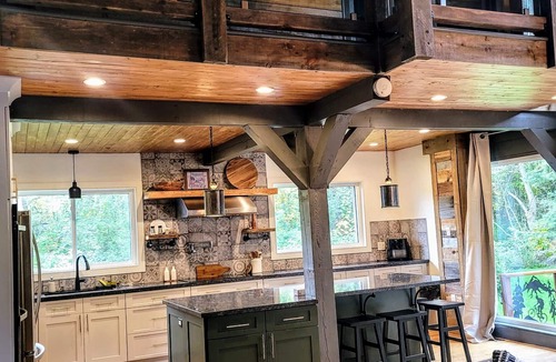 The Blue Mountains Ski Chalet | Steps to Blue Mountain Village/with Movie Room Hottub & Sauna - Long Term Rental