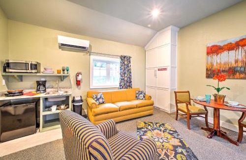 Downtown Branson House | Steps to Branson Landing: Cozy Downtown Cottage!