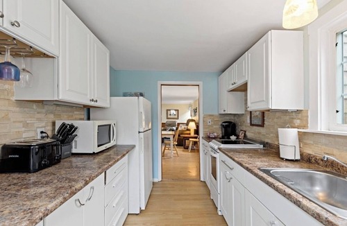 North Eastham Cottage | Steps to Cooks Brook Beach! A/C, Heat, Wifi, Outdoor Shower, Gas Grill