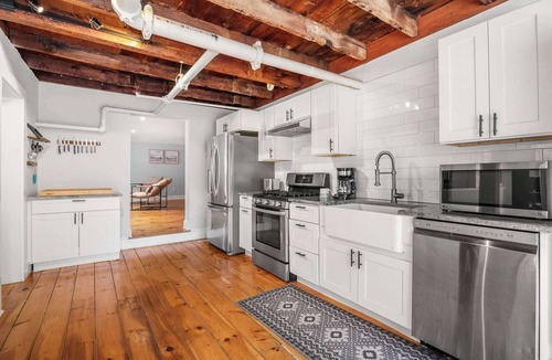 Dennis House | Steps to Dining, Less than 1 mile to Bayside Beaches!