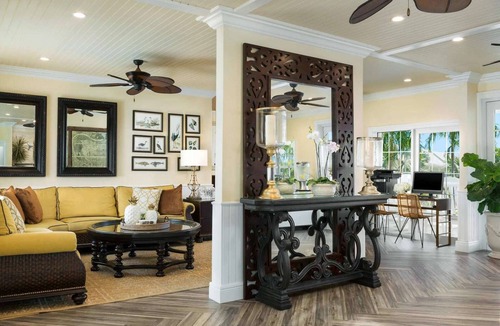 Uptown - Upper Duval Hotel | Steps to Duval St + Free Breakfast, Pool & Spa