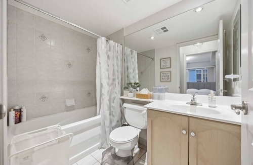 Toronto Entertainment District Hotel | Steps to everywhere! Convenience at its finest!