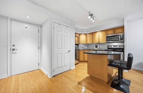 Toronto Entertainment District Hotel | Steps to everywhere! Convenience at its finest!