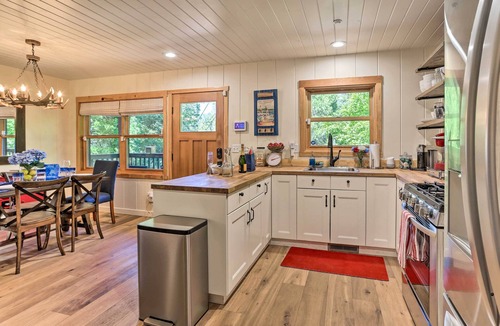 Cedar Glen Cottage | Steps to Lake: Cabin w/Deck in Lake Arrowhead