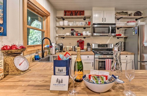Cedar Glen Cottage | Steps to Lake: Cabin w/Deck in Lake Arrowhead