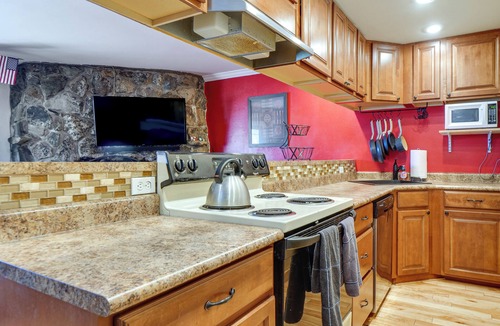Dillon Condo | Steps to Lake Dillon & Main St! All-Season Escape