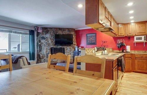 Dillon Condo | Steps to Lake Dillon & Main St! All-Season Escape
